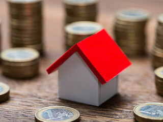 Kleiens-Haus-zwischen-Muenzen-102564113-FO-Andrey-Popov