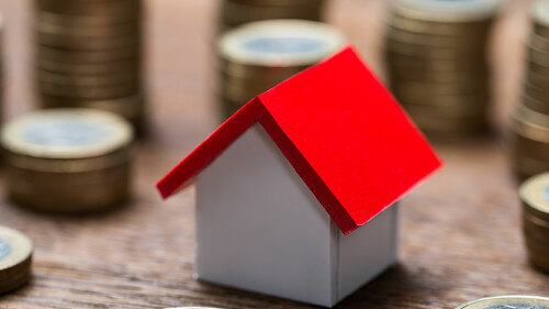 Kleiens-Haus-zwischen-Muenzen-102564113-FO-Andrey-Popov