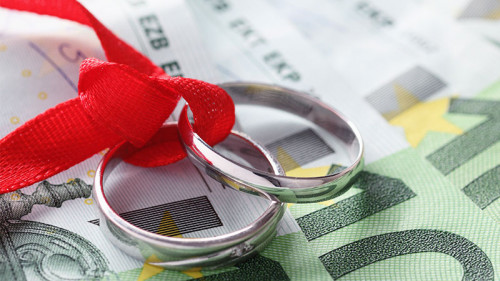 Silberringe-auf-Hundertern-70193439-FO-Stepan-Popov