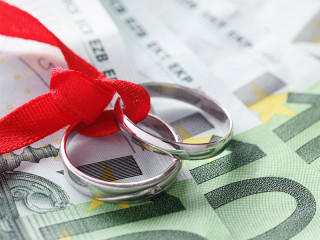 Silberringe-auf-Hundertern-70193439-FO-Stepan-Popov