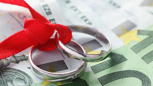 Silberringe-auf-Hundertern-70193439-FO-Stepan-Popov