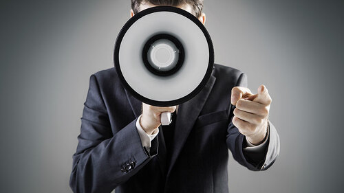 Anzugtrager-Megaphon-81782543-FO-konradbak