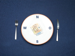 Teller-Euroscheine-Besteck-Windrichtungen-44857866-FO-Q