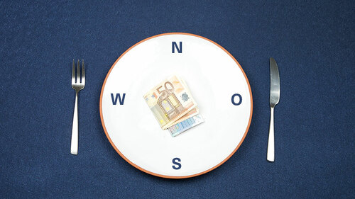 Teller-Euroscheine-Besteck-Windrichtungen-44857866-FO-Q