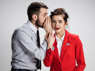 Anzugtrager-erzaehlt-Frau-Geheimnis-107761799-FO-master1305