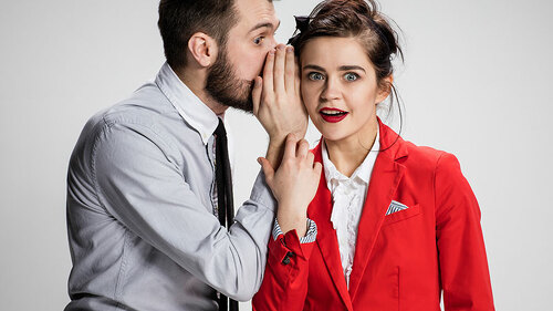 Anzugtrager-erzaehlt-Frau-Geheimnis-107761799-FO-master1305