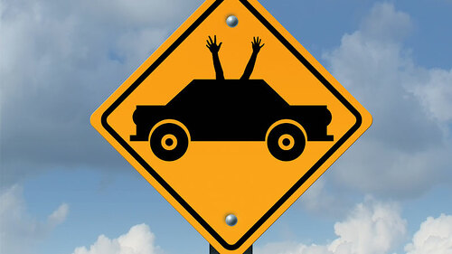 Verkehrsschild-selbstfahrendes-Auto-105338011-FO-freshidea