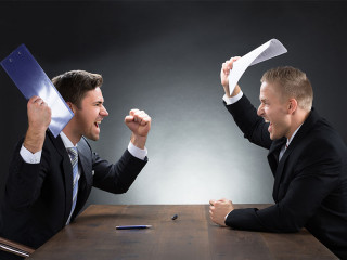 Zwei-Anzugtrager-streiten-sich-100215701-FO-Andrey-Popov