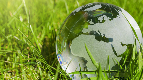 Glas-Globus-glaenzt-ingruenem-Gras-107273862-FO-stockWERK