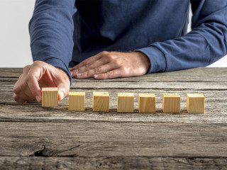 Mann-Hand-sieben-Baukloetze-93539239-FO-Gajus