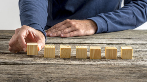 Mann-Hand-sieben-Baukloetze-93539239-FO-Gajus