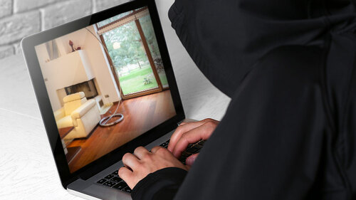 Krimineller-Kapuzentraeger-Wohnung-Laptop-91927656-82886846-FO-Africa-Studio-Photographee-eu