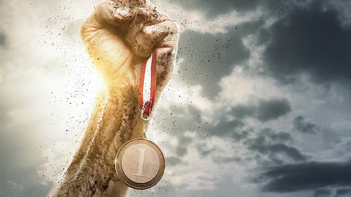 Geballte-Faust-mit-Medaille-57988205-FO-rangizzz