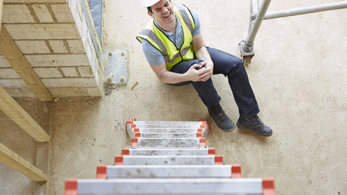 Bauarbeiter-von-Leiter-gefallen-67553194-FO-highwaystarz