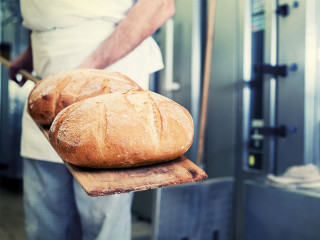 Baecker-Paddel-Brotlaibe-100575082-FO-Kzenon