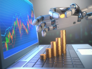 Roboterhand-stapelt-Muenzen-auf-Laptop-105712802-FO-ktsdesign