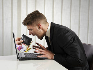 Hand-aus-Display-klaut-Anzugtraeger-Brieftasche-50150033-FO-alphaspirit