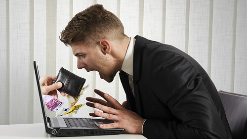 Hand-aus-Display-klaut-Anzugtraeger-Brieftasche-50150033-FO-alphaspirit