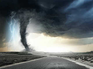 Sturm-Blitz-Straße-91755263-FO-Sergey-Nivens