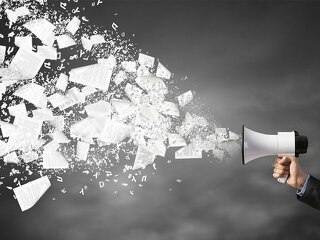 Hand-Megaphon-Papier-Buchstaben-111241803-FO-Sergey-Nivens