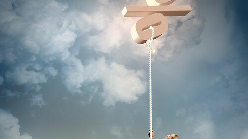 Frau-haelt-Prozent-Symbol-an-Seil-87880471-FO-Sergey-Nivens