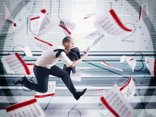 Anzugtraerger-Kalenderblaetter-Uhr-Stress-105564874-FO-alphaspirit