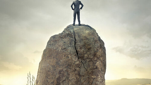 Anzugtrager-auf-Felsen-selbstbewusst-87781862-FO-olly