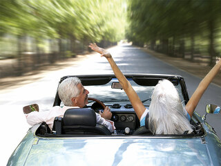 Aelteres-Paerchen-Cabrio-66504857-FO-Monkey-Business