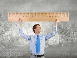 Anzugtraeger-haelt-uebergroßes-Lineal-84632365-FO-Sergey-Nivens