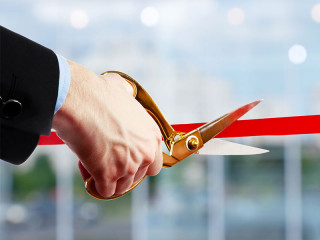 Hand-Schere-rotes-Band-110773109-FO-Africa-Studio