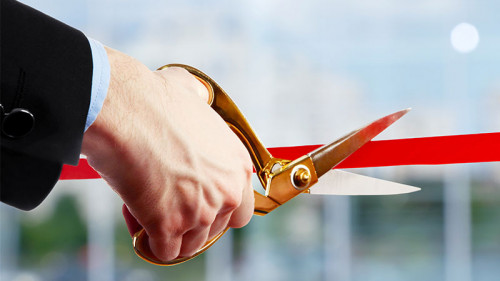 Hand-Schere-rotes-Band-110773109-FO-Africa-Studio