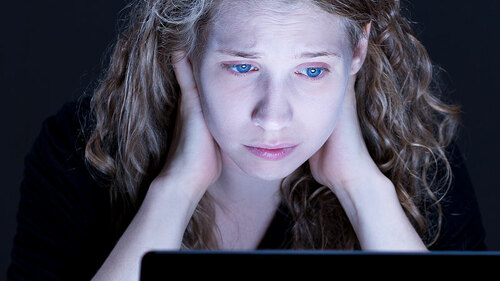 Maedchen-Laptop-Cybermobbing-90582195-FO-Photographee-eu