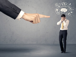 Hand-zeigt-auf-Anzugtraeger-105737510-FO-ra2-studio