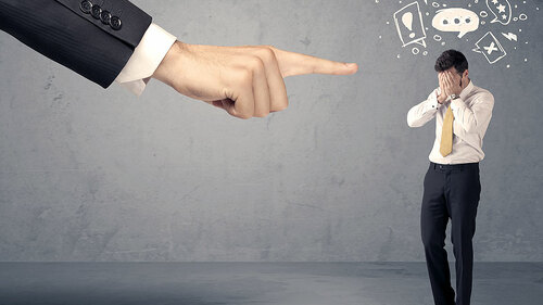 Hand-zeigt-auf-Anzugtraeger-105737510-FO-ra2-studio