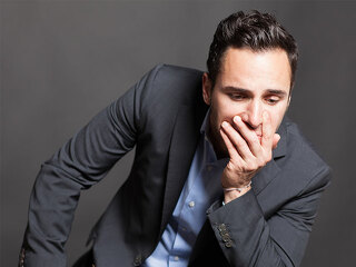 Anzugtraeger-besorgt-64927569-FO-Adam-Gregor