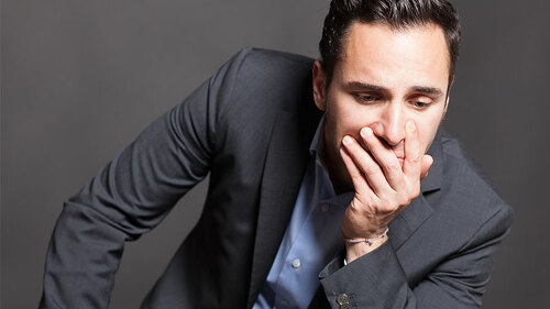 Anzugtraeger-besorgt-64927569-FO-Adam-Gregor