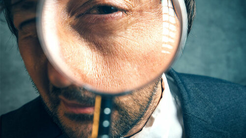 Anzugtraeger-mit-Lupe-111306529-FO-Bits-and-Splits