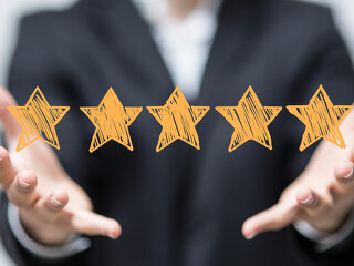 fuenf-sterne-auszeichnung-businessfrau-109022327 -FO-vege