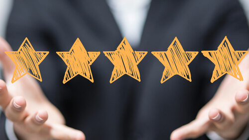 fuenf-sterne-auszeichnung-businessfrau-109022327 -FO-vege