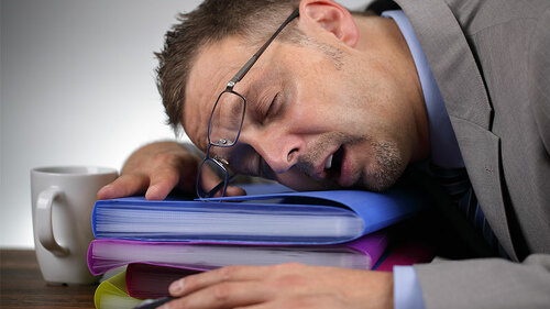 Anzugtraeger-schlaeft-am-Arbeitsplatz-54657058-FO-Brian-Jackson