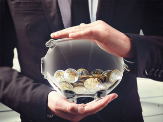 Anzugtraeger-Haende-um-glaesernes-Sparschwein-106760453-FO-alphaspirit