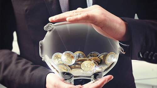 Anzugtraeger-Haende-um-glaesernes-Sparschwein-106760453-FO-alphaspirit