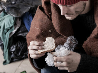 Obdachloser-isst-Toast-64957804-FO-Photographee-eu