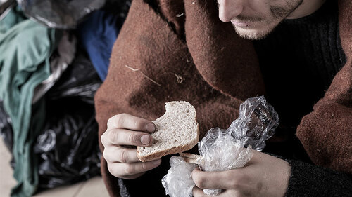 Obdachloser-isst-Toast-64957804-FO-Photographee-eu