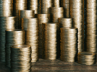 Euro-Muenzen-Stapel-87634483-FO-DiMmEr