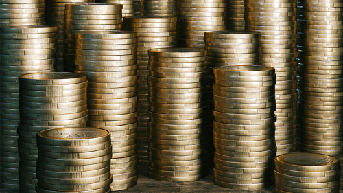 Euro-Muenzen-Stapel-87634483-FO-DiMmEr