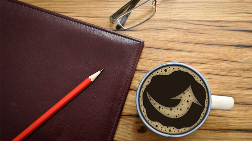 Unterlagen-Brille-Pfeil-in-Kaffeeschaum-79972520-FO-Marco2811