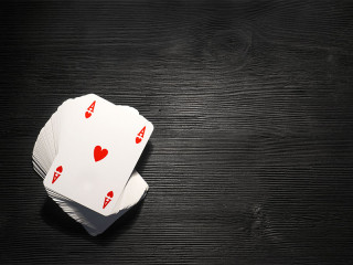 Kartenstapel-Herz-Ass-97464615-FO-chatsimo