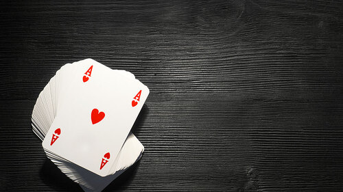 Kartenstapel-Herz-Ass-97464615-FO-chatsimo