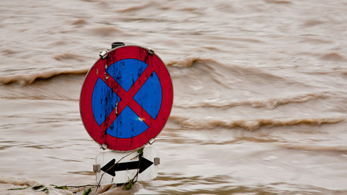 Verkehrsschild-in-Hochwasser-49118206-FO-Gina-Sanders